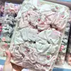 Scrunchie de Tela a Cuadros Estilo Universitario con Estampado Kt de Parche de Fresas Dulce y Lindo, Versátil para Cola de Caballo de Niña