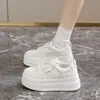 Populares zapatillas de suela gruesa de nicho para mujer, zapatos blancos versátiles y súper modernos para primavera y otoño, nuevos zapatos deportivos casuales de estilo coreano 2026