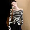 Camiseta listrada de manga longa ombro a ombro para mulheres, design de outono e inverno, patchwork estiloso, corte justo, top elegante para usar por baixo