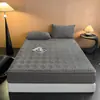 Juego de tres piezas Juego de cuatro piezas Sábana bajera impermeable de jacquard afelpado a prueba de orina cálida a prueba de polvo Protector de colchón Manta Cubierta de cama