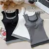Camiseta sin mangas de rayas grises estilo americano con diseño de dos piezas falso, adecuada para mujeres en verano, diseñada para cubrir las axilas, y se puede usar como capa exterior o como capa interior