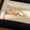 Anillo de oro rosa real con flores de circonita y lazo, anillo abierto con un toque de alta gama, joyería de estilo dulce y rosa