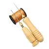 Herramientas para reparar zapatos, que incluyen un mango de madera grueso, una herramienta para hacer agujeros, un gancho para suelas de zapatos, un punzón para cuero y agujas de coser para cuero para coser a mano