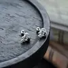 Aretes de Tachuela Huecos en Forma de Corazón para Hombre, Lujo Ligero y Diseño de Alta Gama con Diamantes, Aretes Sencillos y Elegantes con Cierre de Rosca para Mujer
