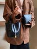 Nicho francês elegante portátil pequena bolsa para mulheres 2023 novo outono e inverno retro bolsa de ombro estilo ocidental crossbody bucket bag