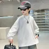 Camiseta de Manga Larga para Niños de Primavera y Otoño para Niños Medianos y Grandes, Top Holgado de Hombro Caído, Camiseta Base Informal de Moda con Estampado en la Manga para Niños