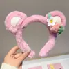 Diadema de Peluche con Cabeza de Oso de Fresa para Mujer, Diadema para Lavarse la Cara de Otoño e Invierno, Pinza para el Cabello Antideslizante, Nueva Diadema de Moda 2026