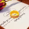 Anel de Diamante Três Fileiras Banhado a Ouro Latão, Design de Nicho, Luxo Leve, Sensação de Alto Padrão, Anel de Ouro Areia de Alta Qualidade para Mulheres, Não Desbota Facilmente