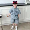 Conjunto Jeans Leve de Verão para Meninos, Camisa Casual de Manga Curta com Estampa de Letras para Crianças Médias e Grandes, Conjunto de Duas Peças com Shorts Soltos