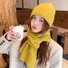 Nuevo Set de Invierno para Mujer, Sombrero Japonés Lindo para Cabeza Grande, Engrosado, Cálido, Orejas de Piel de Conejo, Protección Auditiva, Gorro de Punto y Bufanda, Set de 2 Piezas