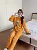 Pijama de Lã Coral Outono/Inverno 2025 para Mulheres, Design de Desenho Animado, Espessado, Quente, Tecido Macio, Roupa de Casa, Conjunto Aconchegante, Calça de Pijama