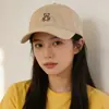 Gorra de Béisbol Bordada de Oso de Dibujos Animados Linda con Acabado de Alta Gama, Elegante y que Afina el Rostro, Gorra Versátil para Cabezas Grandes