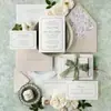 Convite de casamento em relevo vintage com fita de cetim verde escuro e borlas, convite em relevo personalizado