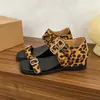 Nuevas Sandalias Romanas de Verano para Exteriores 2026 para Mujer con Punta Abierta, Estilo Simple, Doble Hebilla, Aumento Oculto de Altura, Botas de Cuero Sintético