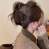 Pinza para el Cabello de Flor Tejida para Mujer 2025 Nueva Elegante Pinza para la Parte Posterior de la Cabeza Pinza de Tiburón Grande Pasador Adorno para el Cabello