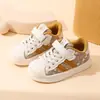 Tênis infantil branco com biqueira de concha, novo estilo primavera e outono 2026, tênis versátil e moderno para meninos e meninas, sapatos casuais de sola macia atacado