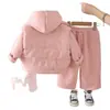 Conjunto de invierno para niña 2026 estilo nuevo, chaleco cálido grueso y de moda, conjunto de tres piezas de invierno para niños, disponible para dropshipping