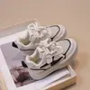 Zapatillas versátiles de moda para niños, nuevos modelos de otoño 2026 estilo coreano, zapatos casuales de velcro para niñas, zapatos modernos para niños