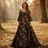 Vestido Longo Retrô com Vibes de Outono, Base Azul Profundo com Padrão Floral Dourado, Decote Quadrado, Mangas Bufantes, Cintura Alta e Barra Larga
