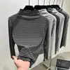 Nova Camisa Base de Veludo Nuvem Stretch com Babados de Manga Longa para Outono e Primavera Feminina, Gola Meia Alta, Corte Justo, Camiseta Estilosa