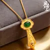 Colgante Ruyi Dorado Estilo Chino Tradicional Incrustado con Ágata Roja, Calcedonia Verde y Monedas de Cobre, Collar Ruyi Auspicioso, Colgante Vintage para Mujer
