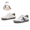 Tênis Brancos de Couro Genuíno para Mulheres, Novo Estilo Primavera 2026, Tênis Casuais Confortáveis, Sapatos Esportivos com Solado Espesso que Aumentam a Altura, Sapatos Femininos Versáteis e Modernos