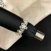 Anel de Flor Irregular Vazado com Zircônia Exquisite Design para Mulheres Dourado Café Versátil para o Dia a Dia Joia de Mão Simples