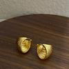 Diseño de carcasa metálica chapada en oro de latón sentido de diseño hebilla de oreja nicho textura francesa única pendientes retro pendientes para mujeres