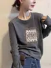 Camiseta de mujer de algodón puro de manga larga, estilo europeo, color marrón oscuro, hombros rectos, moderna y versátil, top favorecedor y elegante, adecuada como capa base