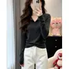 Camiseta Manga Longa Cinza Escuro Estilo Início do Outono Feminina 2026 Nova Gola V Botão Design Chique Senso de Estilo Nicho Camada Base Top