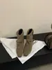 Botas de tornozelo com fivela de cinto cravejada e bico quadrado, estilo europeu e americano, para mulheres, nova coleção outono e inverno, salto grosso, versátil e moderno, com design plissado