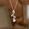 Colar de Aço Titânio Dongguan para Mulheres com Pingente em Forma de Coração com Diamante Rosa Microincrustado, Corrente para Clavícula Versátil e da Moda, Banhado a Ouro 18K