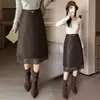 Falda de Cuero para Mujer 2026 Otoño/Invierno Sentido del Diseño Dobladillo Empalmado con Encaje Falda Midi de 5 Puntos Falda de Cuero PU de Longitud Media de Cintura Alta en Línea A Mujer