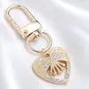 Lujo Ligero Chapado en Oro Full Diamante Charm Hebilla en Forma de D Colgante Hueco en Forma de Corazón Accesorios para Bolsos Llaves Fábrica Stock Mayorista