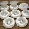 Botones de Resina Brillantes de Flor de Ciruelo Perla de Cuatro Agujeros para Camisas, Botones de Cuatro Agujeros para Accesorios de Ropa Cosidos a Mano, Venta al por Mayor del Fabricante en Stock
