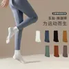 Meias de yoga antiderrapantes de silicone com cinco dedos para mulheres meias femininas esportivas de fitness profissional meias de cano médio cor sólida dedos separados meias de Pilates