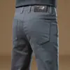 Pantalones casuales para hombre de alta gama Hong Kong, color gris oscuro, corte recto ajustado, otoño/invierno 2026, pantalones de vestir con forro polar