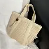 Nova bolsa de ombro única de grande capacidade para axila, bolsa de palha tecida da moda, bolsa de mão tote versátil com franjas para férias na praia