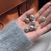 Pendientes de perla gris Shijia con aguja de plata S925 para mujer, estilo nicho, de alta gama, ligeros, de lujo, combinables, joyería para las orejas al por mayor.