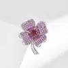 Moda de alta gama trébol de cuatro hojas de la suerte hebilla magnética flor corsage simple estilo accesorios para traje al por mayor