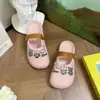 Nuevas sandalias tipo zueco con diseño de oso calado y diamantes negros para mujer, nuevo modelo de verano, ligeras y súper estilosas, zuecos antideslizantes ultrapopulares
