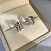 Brincos Argola com Pigmento Prata Design de Nicho Feminino Estilo Frio Simples Assimétricos Zircônia Microincrustada de Alta Qualidade Brincos Joias
