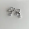 Pendientes de perlas de diseñador únicos para mujer, elegantes y distintivos, con cierres de plata anudados, modernos para el uso diario