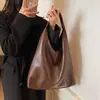 Bolsa feminina retrô de grande capacidade 2026 nova bolsa casual de ombro/axila com um estilo descontraído e relaxado para o trajeto