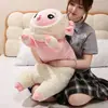 Lindo peluche de oveja para pareja, suave y adorable, acostado en una pose linda, vistiendo ropa rosa, almohada larga de peluche, perfecta como regalo