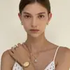 Directamente de la fábrica fuente: relojes para mujer, esferas ovaladas de aleación color dorado, juegos de joyería de perlas, artículos de regalo de moda, suministro directo de fábrica
