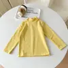 Camisa de base de gola alta para meninos 2023 Nova camiseta de manga comprida para bebês com estampa de escova infantil