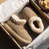Pantuflas de invierno con tacón, estilo nuevo para hombre y mujer, de caña alta, forradas de felpa, con suela gruesa, antideslizantes, de peluche y aptas tanto para interior como para exterior