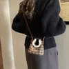 Bolso Pequeño de Felpa a Cuadros Nuevo para Mujer, Bolso de Hombro Cruzado Versátil Estilo Coreano, Bolso de Mano con Adorno de Oso Lindo, Venta Directa de Fábrica