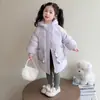 Jaqueta de Penas Feminina Inverno 2026 Novo Estilo Infantil Elegante Espessada com Penas de Pato Branco Roupas de Inverno para Bebê Menina Casaco de Comprimento Médio
